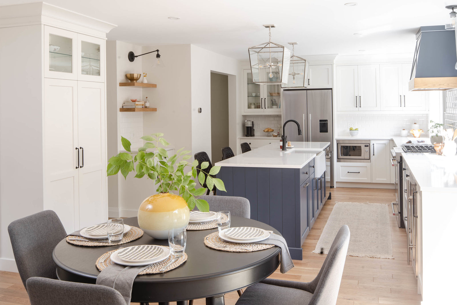 Modern kitchen with dining area featuring a table and chairs.